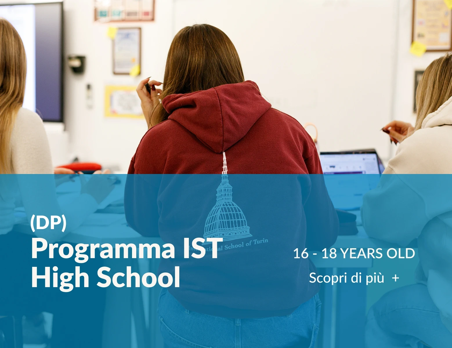 Immagine di tre studentesse al lavoro in classe su computer portatili. Nella parte bassa si trova una porzione celeste con la scritta “Programma IST High School (MYP)”