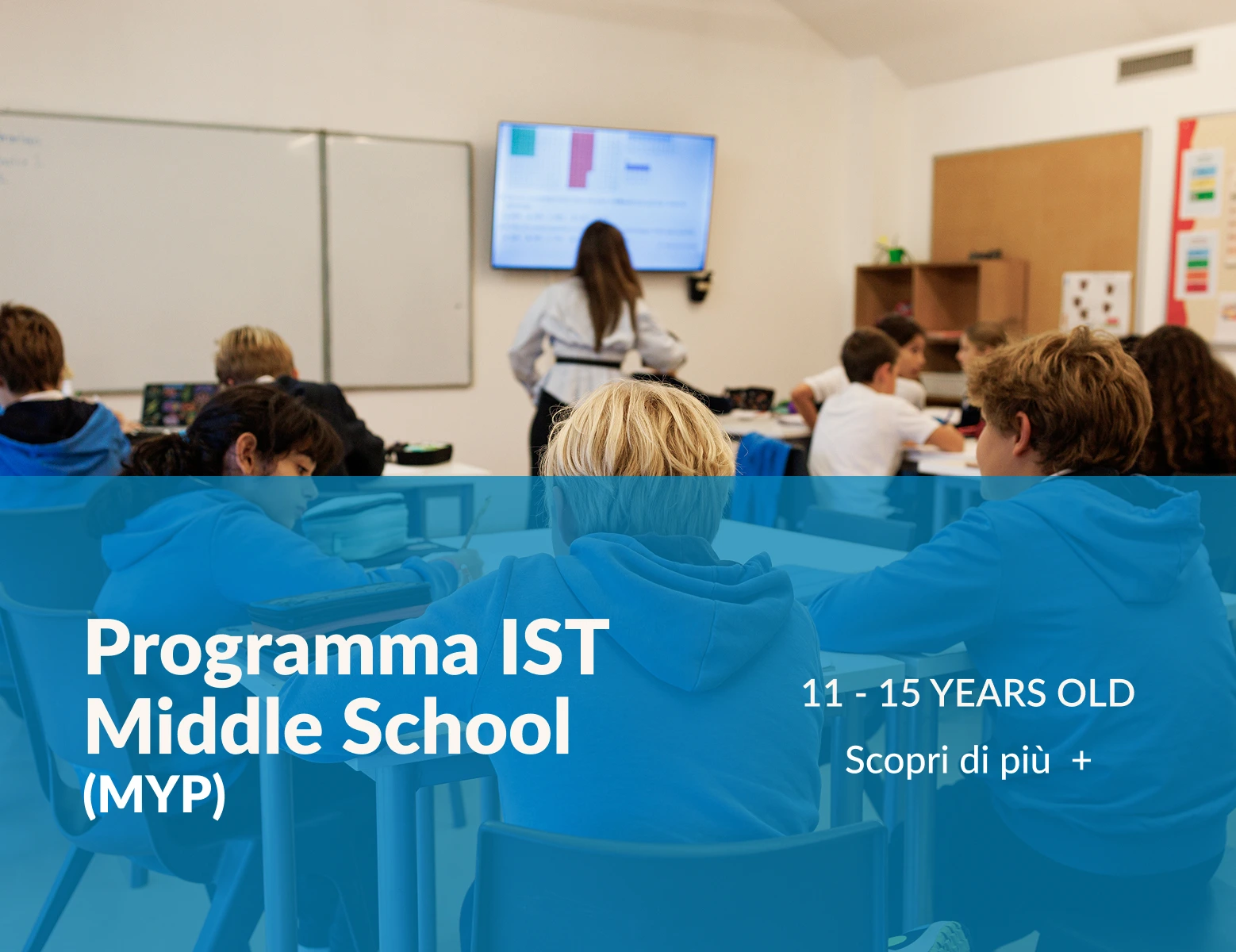 Interno di una classe dell’IST durante una lezione. In basso una zona semitrasparente azzurra con la scritta “Programma IST Middle School (MYP)”