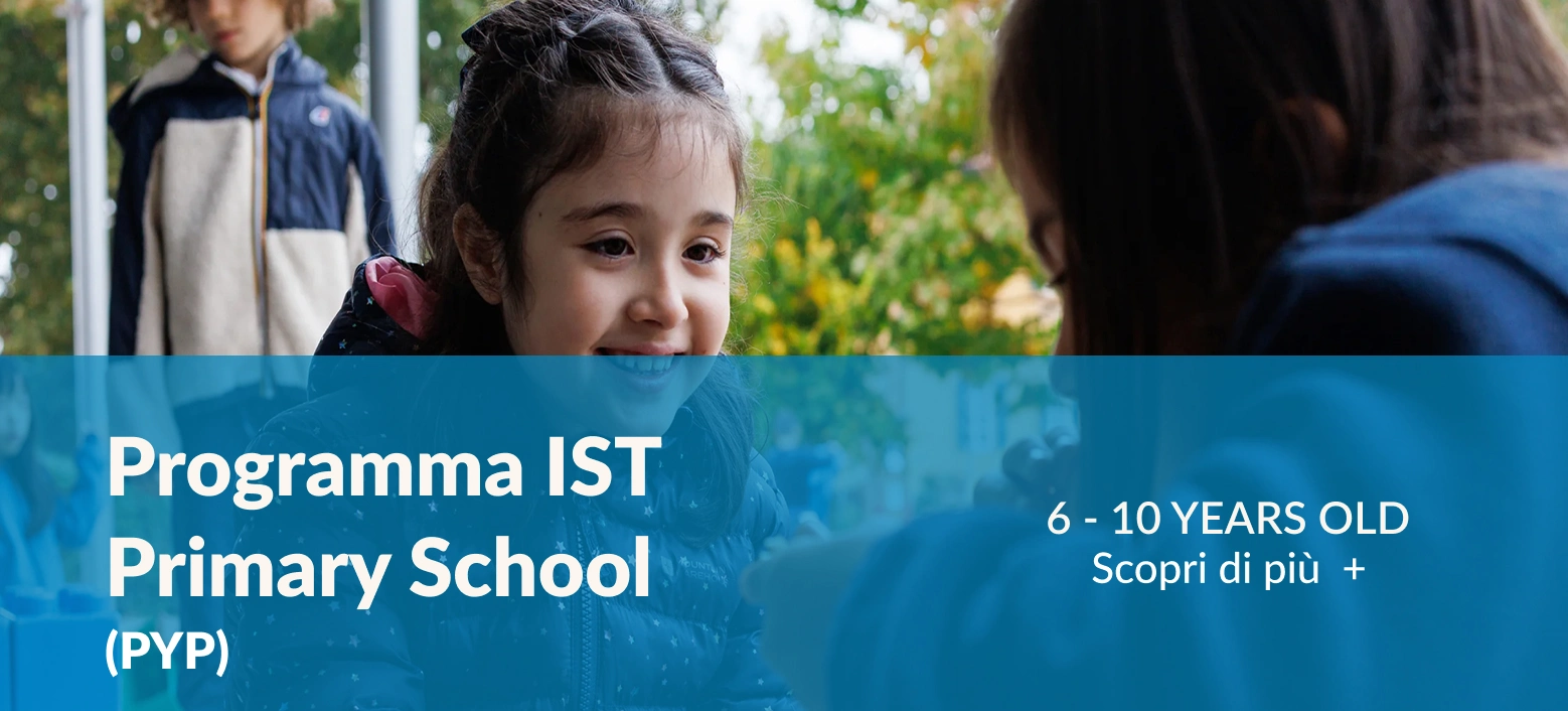 Una giovane sorridente parla con una compagna di spalle. La foto è parzialmente coperta da una fascia azzurra con la scritta “Programma IST Primary School PYP”