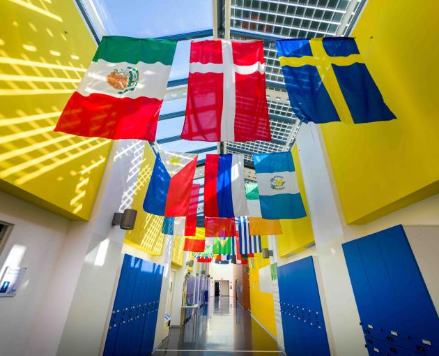 Esposizione di bandiere di diverse nazioni nel corridoio dell’international school of Turin, IST