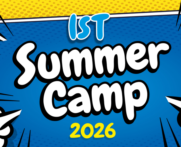 Manifesto dell’IST Summer Camp 2026, in caratteri bianchi arrotondati su campo azzurro
