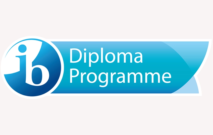 Logo di ib diploma programme, carattere bianco su sfondo azzurro